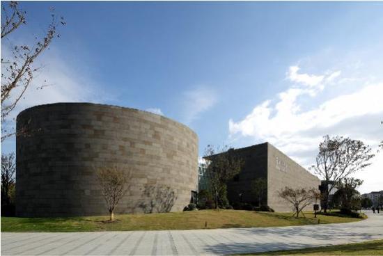 上海寶龍美術(shù)館開館兩大展覽探尋文脈，齊白石12開冊頁亮相